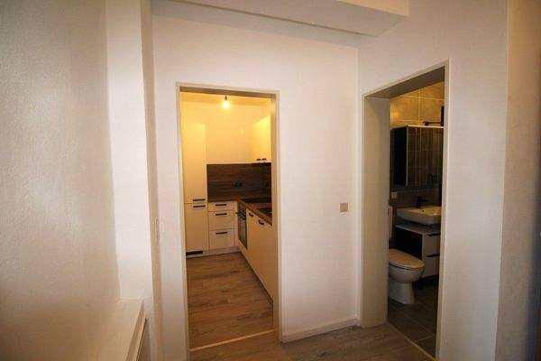 Blick in Küche und Bad