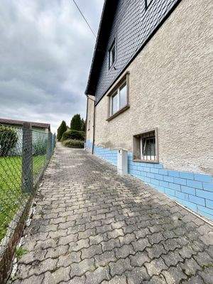 Zuweg zum Hauseingang und Garten