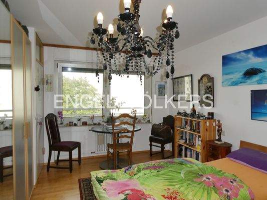 Helles Zimmer mit Zugang zur Küche und zum Wohnzimmer