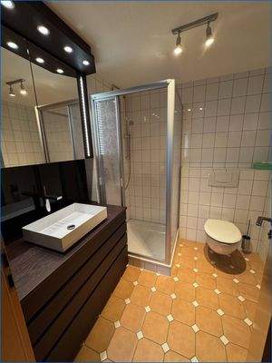 Bad mit Dusche und WC, ELW