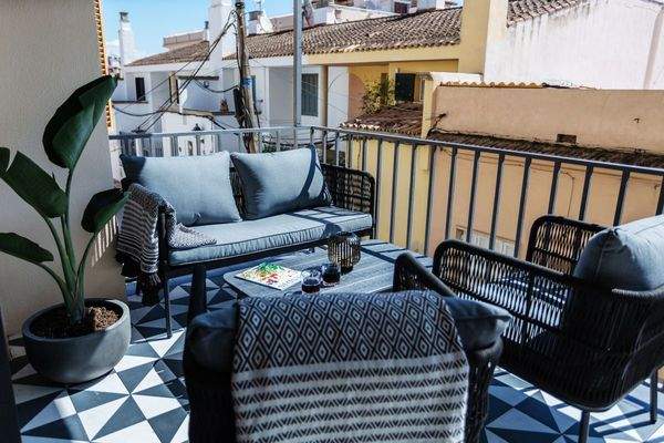 Loungebereich neben dem Balkon