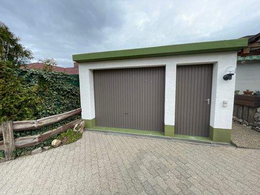 Große Garage mit Eingang 