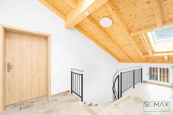 Treppenhaus mit Blick zur Wohnungseingangstüre