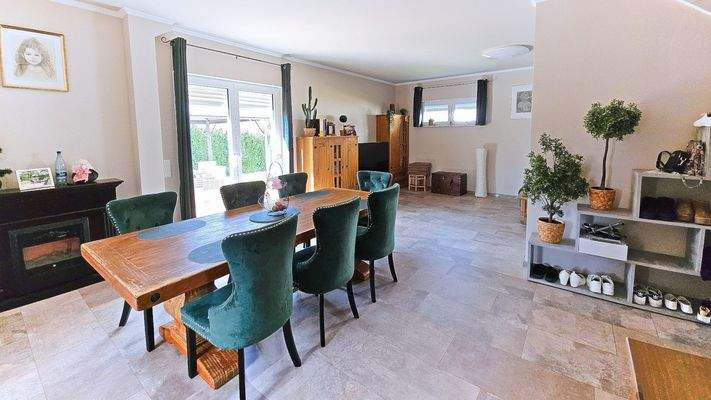 Esszimmer mit Blick zum Wohnzimmer