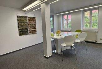 Helle Räume mit Blick zum Nicolaiplatz