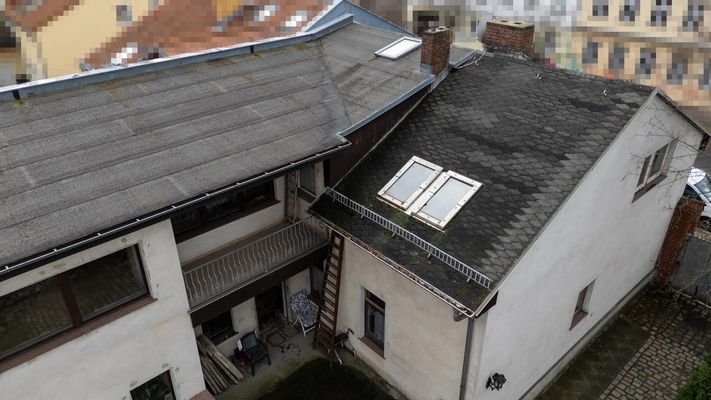 Haupthaus mit neuem Anbau links