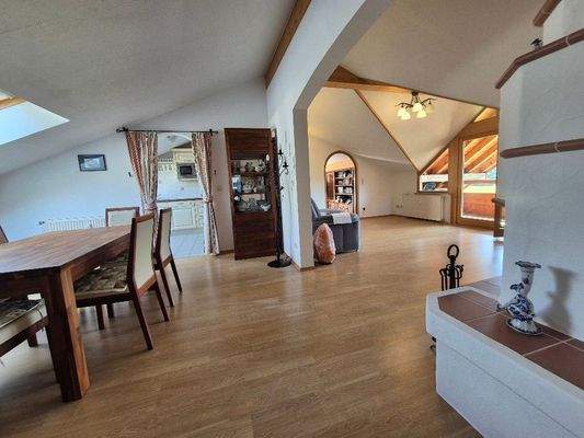 Wohn,- Essbereich mit Kachelofen...