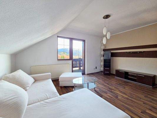 Wohnzimmer im Dachgeschoss mit Balkonzugang