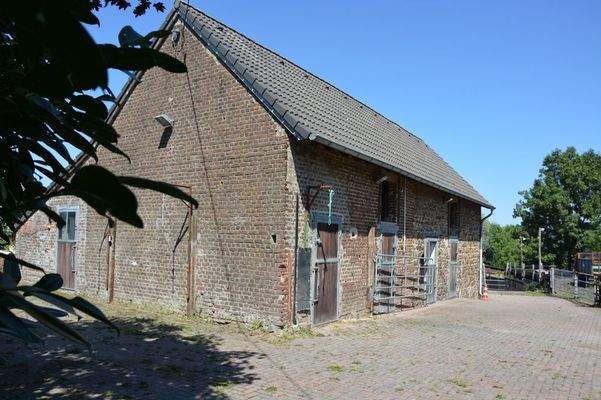 Stallungen Front zum Reitpatz