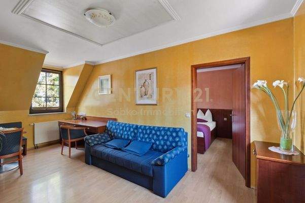 Wohnzimmer mit Zugang zum Schlafzimmer