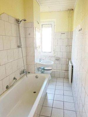 Tageslichtbad mit Wanne, WC und Waschtisch