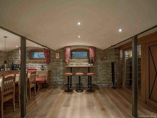 Weinbar mit 2 begehbaren Kühlschränken