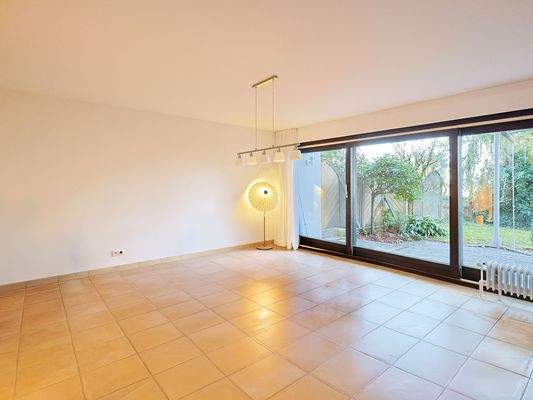 Heller Wohn- oder Essbereich im Erdgeschoss