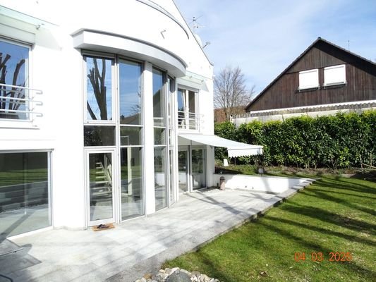 Gartenterasse mit Markise