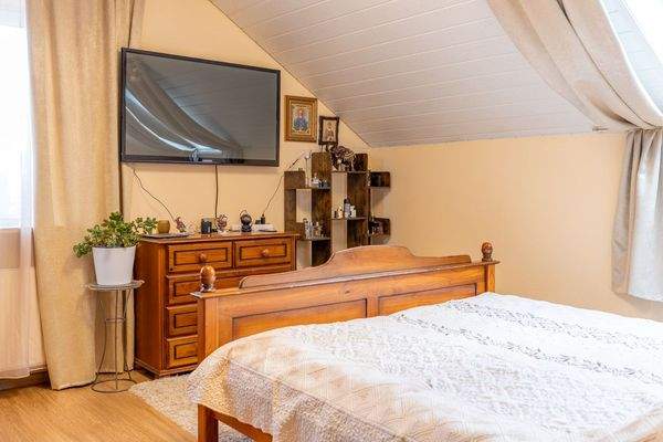 Großzügiges Wohnhaus mit Garten, Wintergarten & PV – ruhig gelegenes Raumwunder