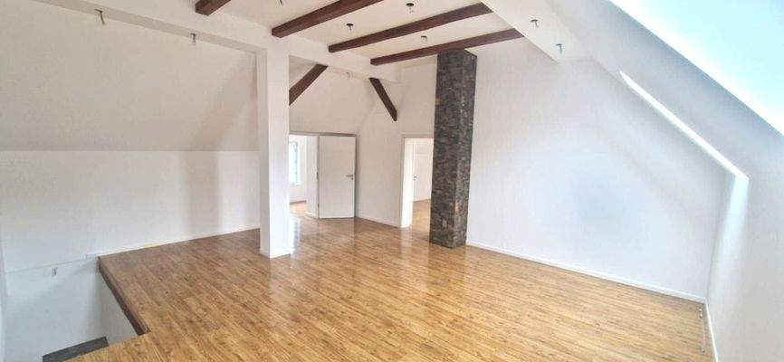 Großes und helles Wohnzimmer im 1.OG