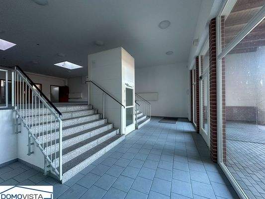 Eingangsbereich mit Aufzug - 250