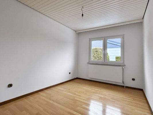 Helles Zimmer ideal nutzbar als Büro oder Gästezimmer