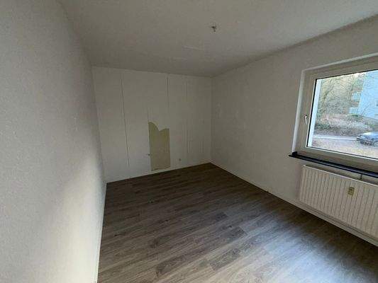 Leeres Zimmer mit Fenster
