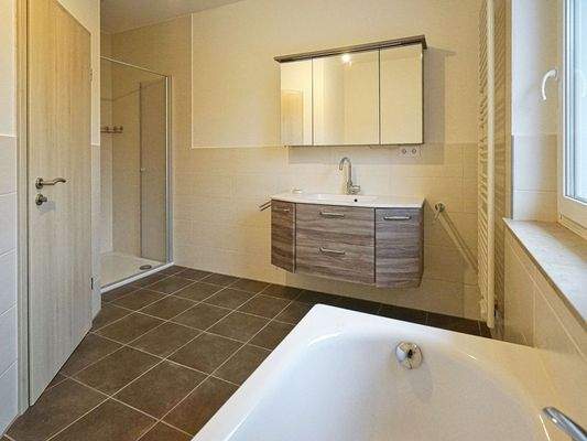 Bad mit Dusche und Wanne