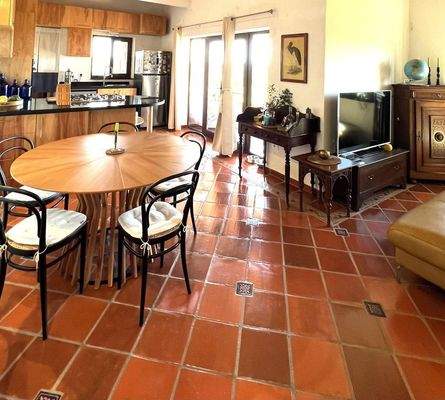 Innenküche mit Essbereich