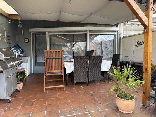 überdachte Terrasse mit ca. 20 m²