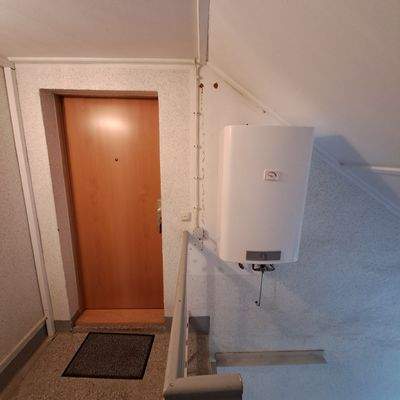 Wohnungstür mit 80l Warmwasserboiler