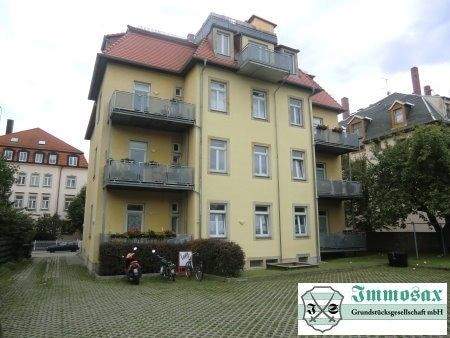 Hofansicht mit Stellplätzen