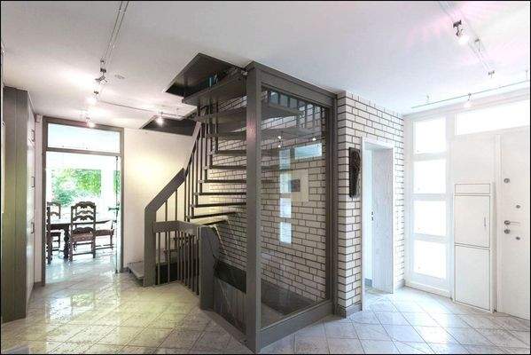 Treppenhaus - es gibt einen weiteren Kellerzugang von der Küche aus