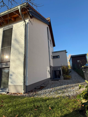 10 - Blick auf den Nebeneingang.png