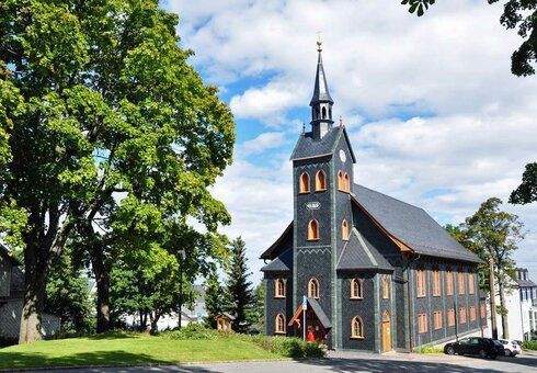 Historische Kirche im Grünen