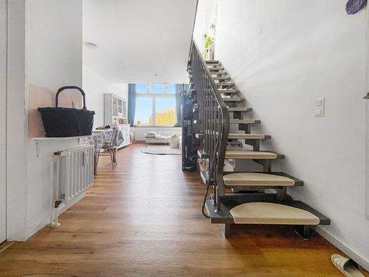Wohnzimmer mit Treppenaufgang