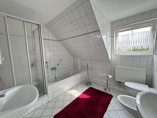 Bad mit Wanne und Dusche