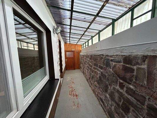 Überdachter Bereich hinter dem Wohnhaus