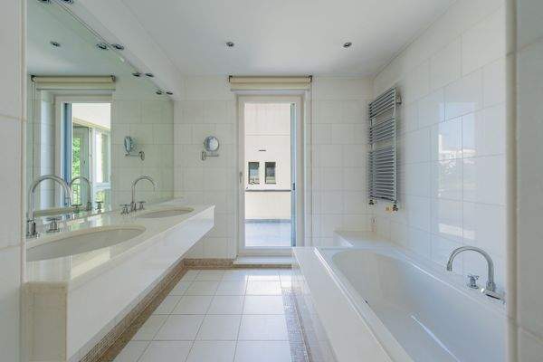 Bad en Suite mit Zugang zum Balkon