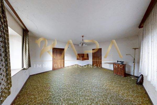 EG Wohnzimmer mit Kachelofen 