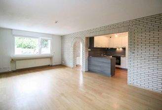 Wohnzimmer mit offener Küche