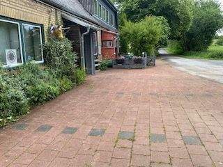 Stellplätze vor dem Wohnhaus 