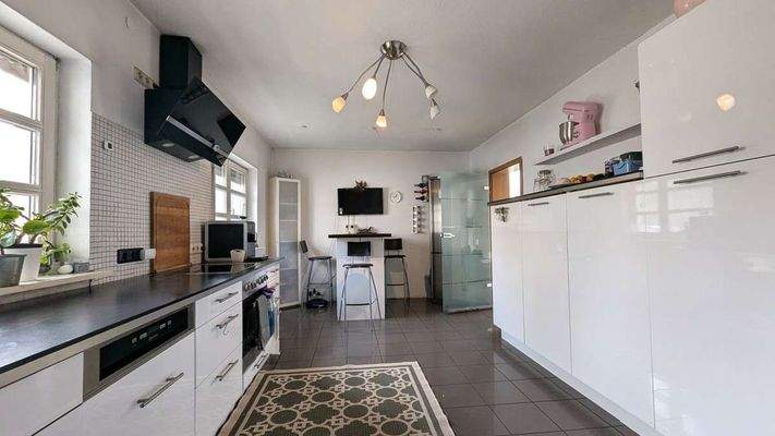 EG moderne Küche mit Tisch