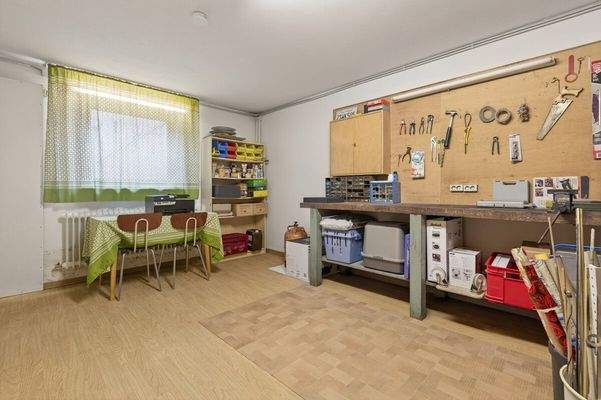 Praktische Werkstatt mit Ausgang in den Garten