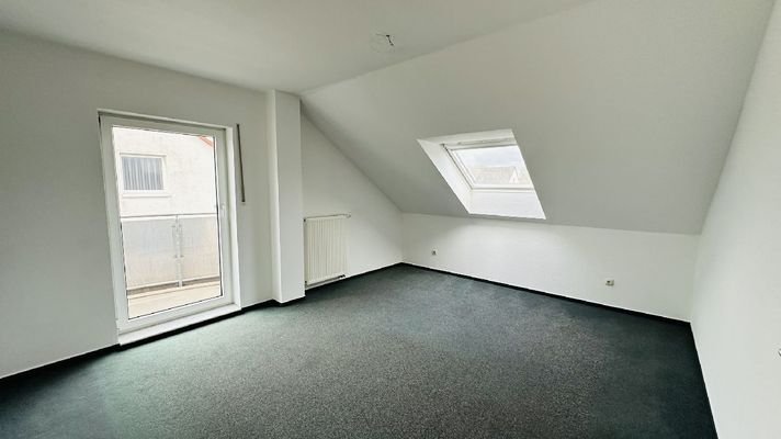 Schlafzimmer mit Zugang auf den Balkon