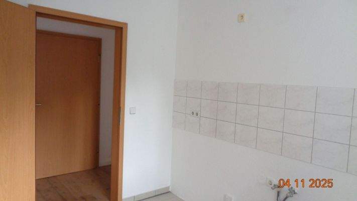 Küche Blick in den Flur Ausgang Wohnung.JPG