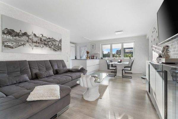 Offener Wohn- und Essbereich mit Küche