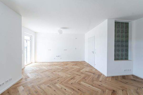 Wohnzimmer mit offener Küche