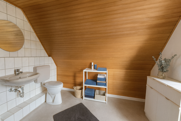Großzügiges Badezimmer unterm Dach