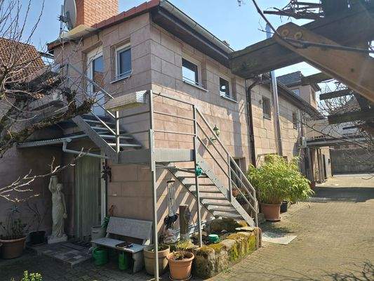 Sandsteinhaus mit Fokus auf Hinterhaus