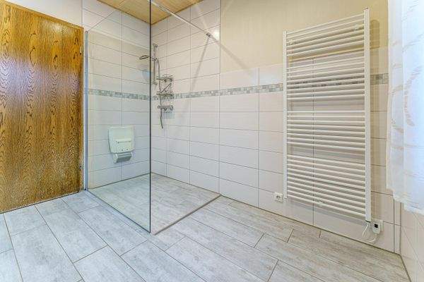 Bad mit geräumiger Dusche