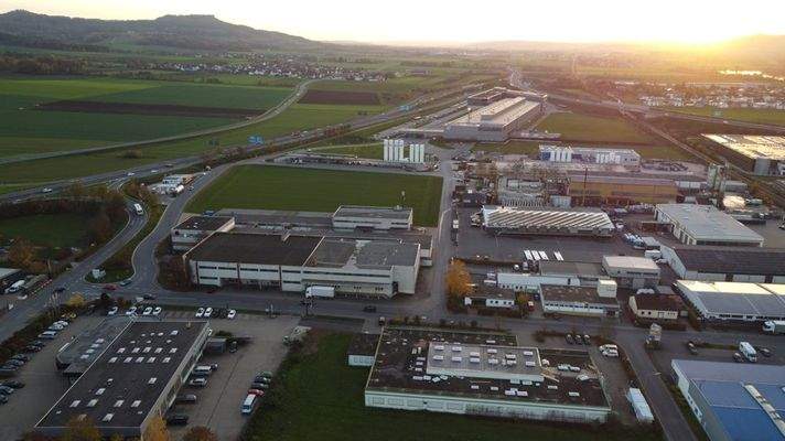 Drohnenaufnahme  Autobahnzufahrt