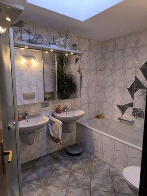 Bad mit Dusche und Badewanne