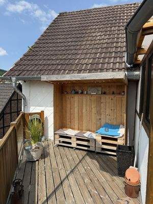 Gemütliche Sitzmöglichkeit auf dem Balkon